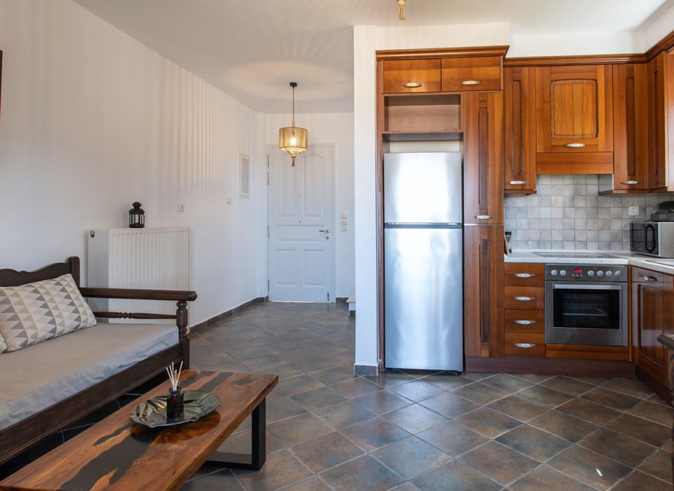 Traditional Suite | Living area | 55-inch Smart TV with satellite channels, TV