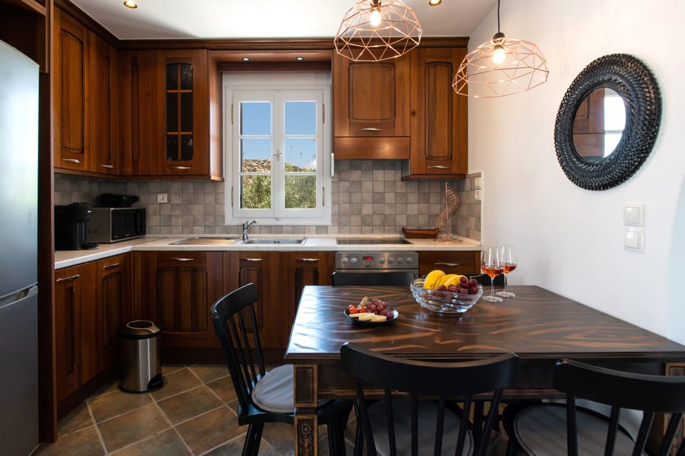 Premium Suite | Private kitchen | Full-size fridge, microwave, oven, stovetop