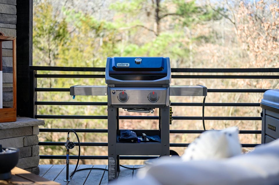 Grilling Paradise: Sizzle up meals outdoors while enjoying tranquil forest views!