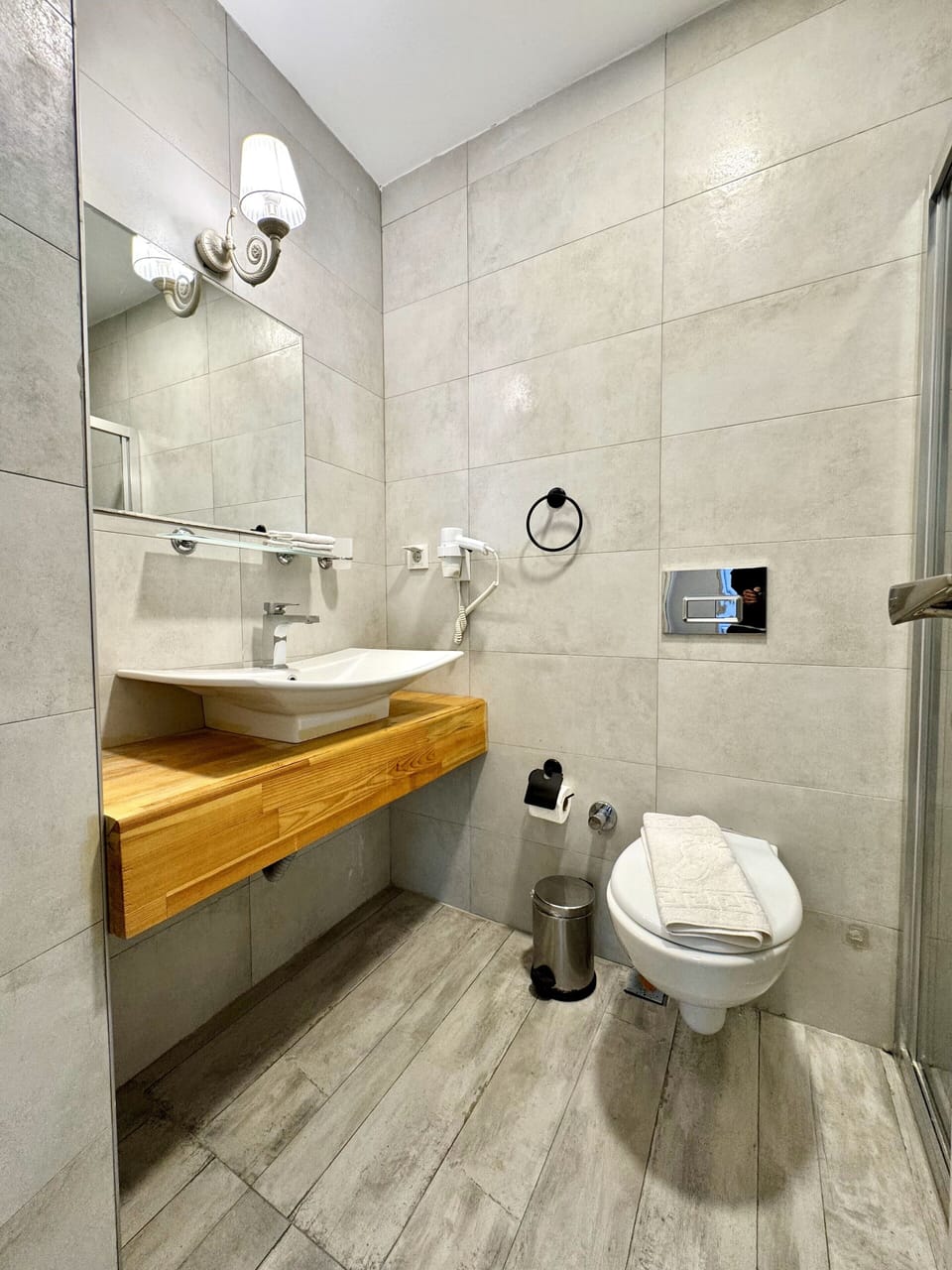 Deluxe Triple Room | Bathroom | Shower, free toiletries, hair dryer, slippers
