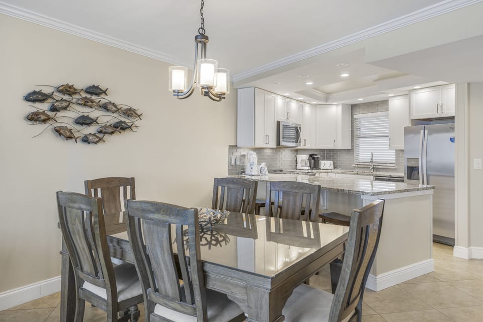 Kitchen & Dining