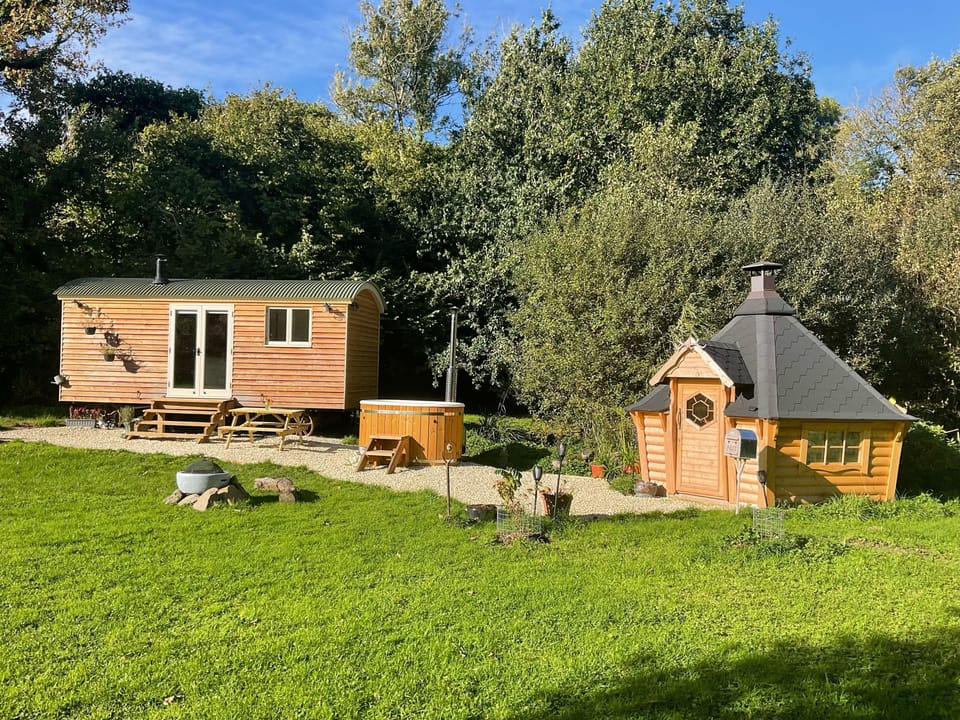 Cornwall getaway, private hut with hot tub and Hobbit Barbecue on the Lizard Peninsula