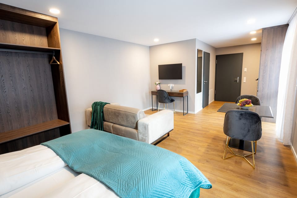 Deluxe Double Room | Living area | 43-inch Smart TV with digital channels, TV, Netflix