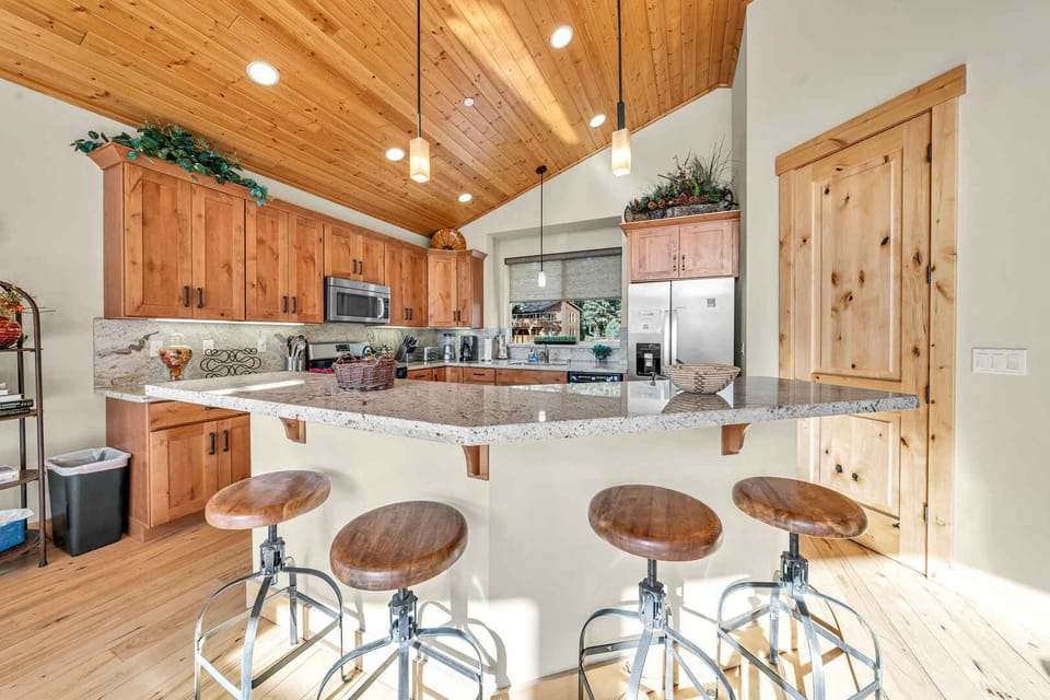 Kitchen: Espresso machine, drip coffee maker, blender, Crockpot, cooking utensils, tableware