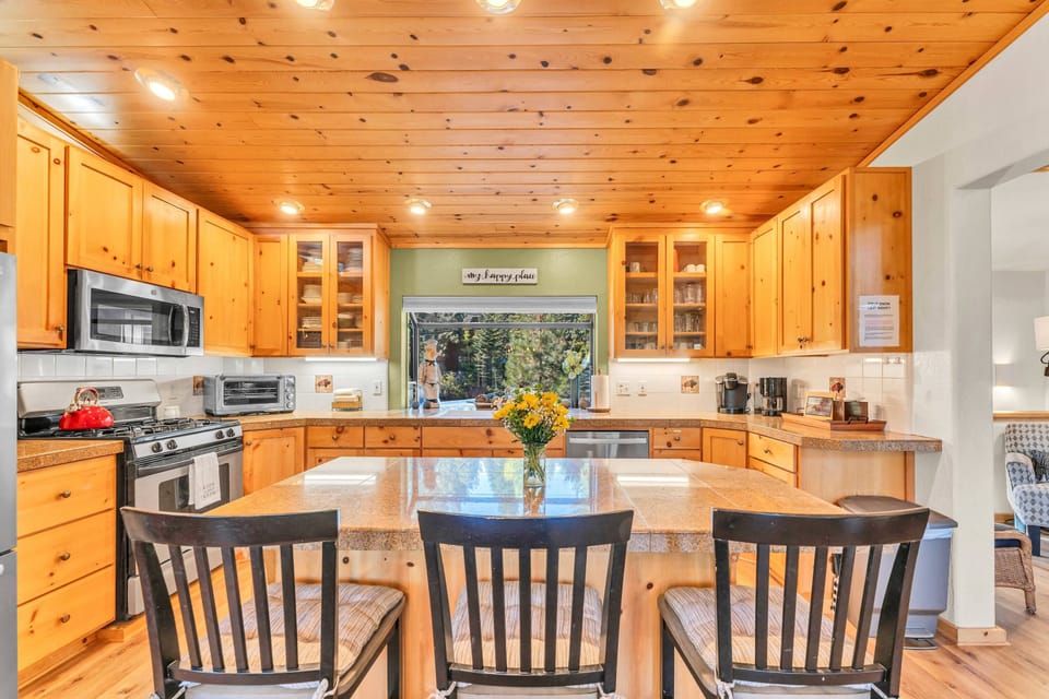 Kitchen: Fully-equipped kitchen, spacious countertops, kitchen island with/3 bar stools, range of cookware
