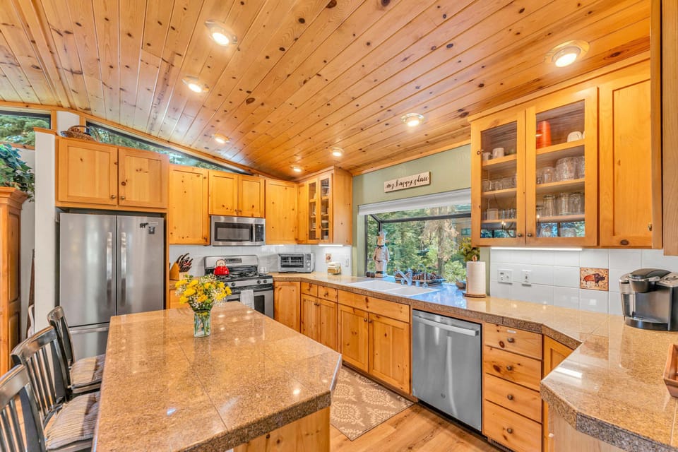 Kitchen: Fully-equipped kitchen, spacious countertops, kitchen island with/3 bar stools, range of cookware
