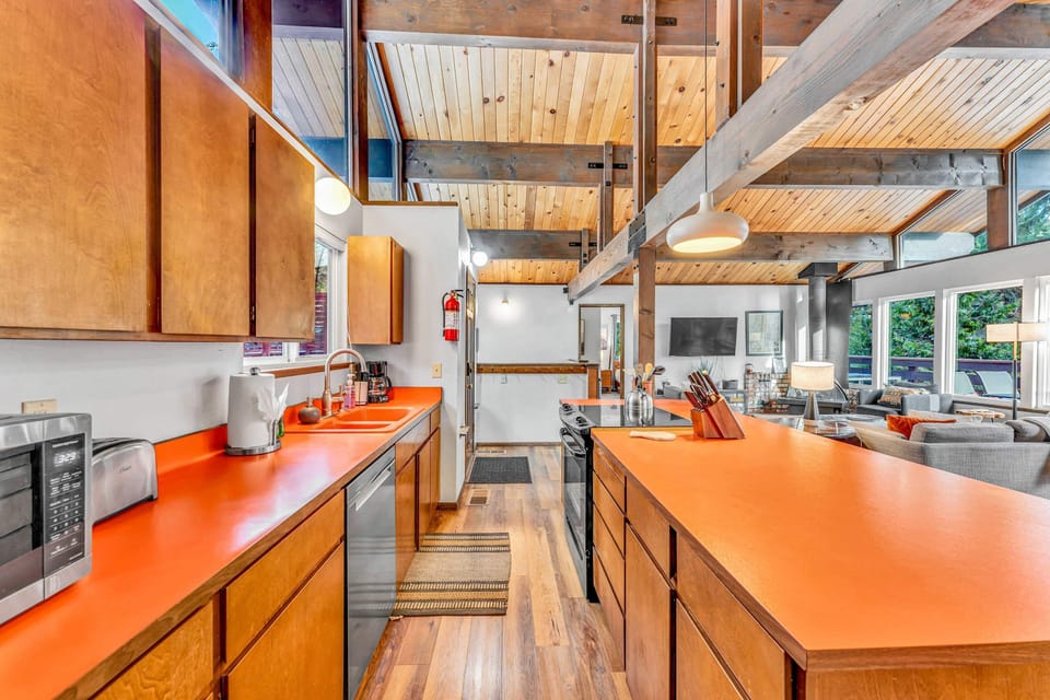 Kitchen: Well-equipped kitchen, drip coffee maker, Crockpot, blender, kitchen bar with 4 bar stools 

