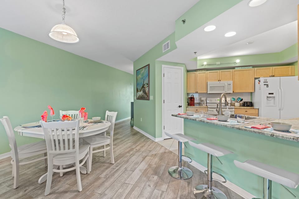 Dining and eat-in bar seating