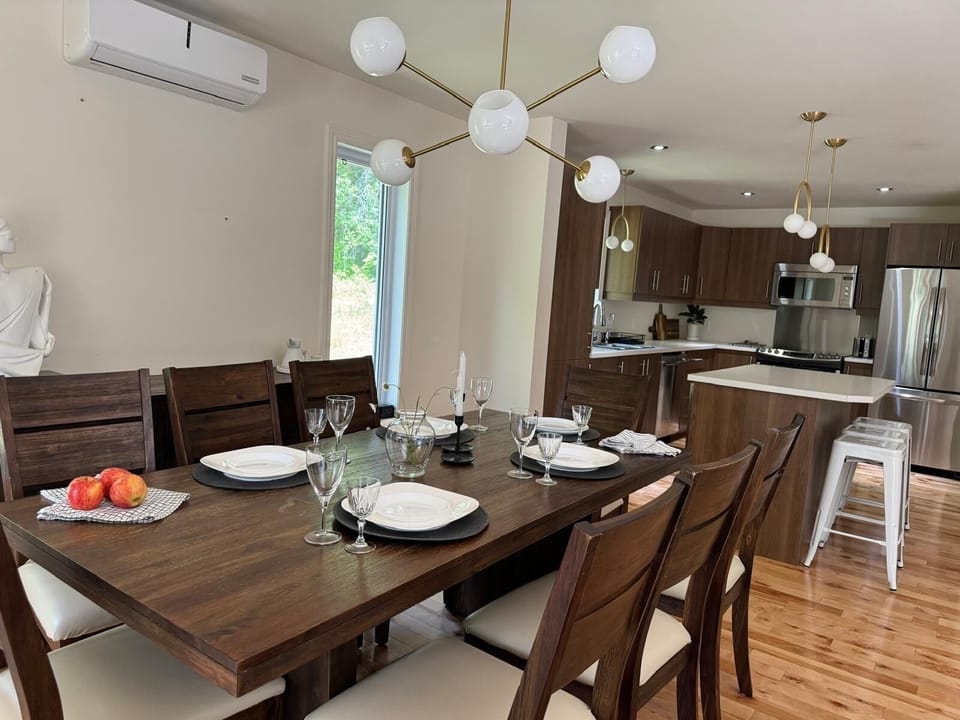 Dining room/salle à manger 
