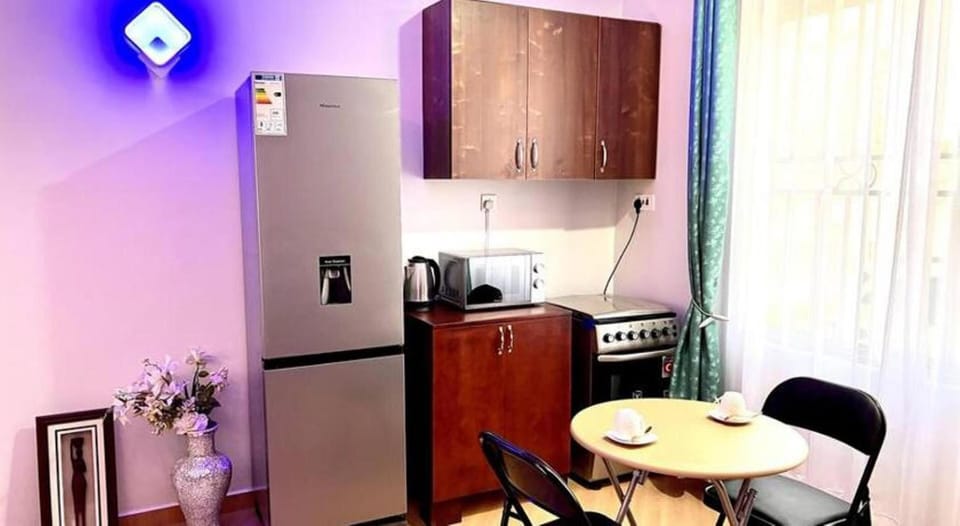 Apartment | Private kitchen | Mini-fridge, oven, blender, cookware/dishes/utensils