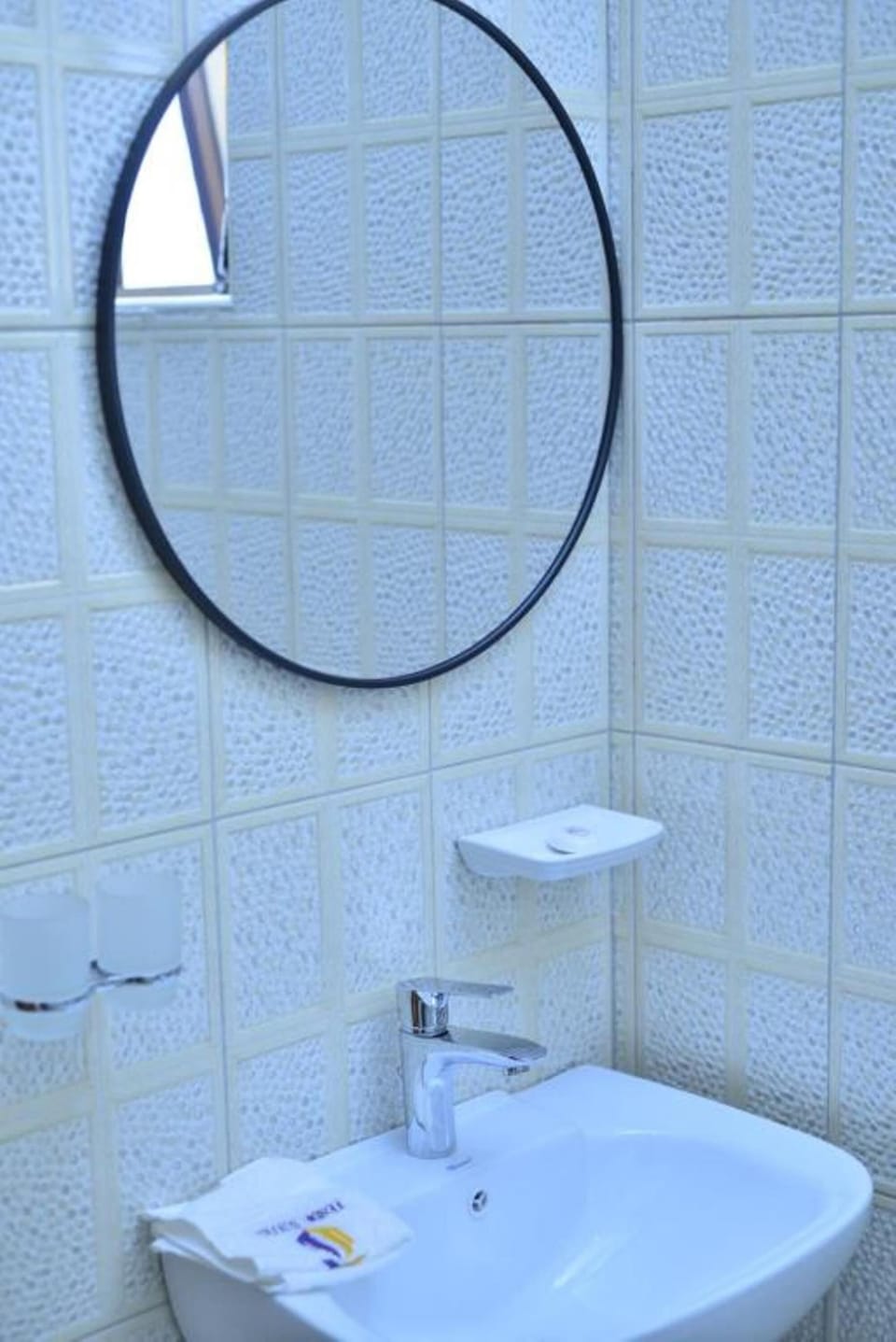 Shower, rainfall showerhead, free toiletries, slippers