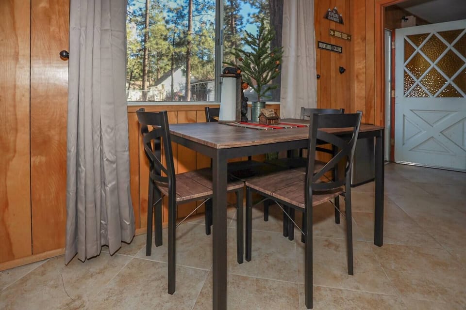 Dining table seats 4