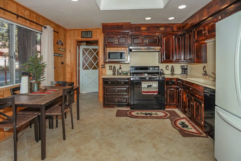 Dining area & kitchen