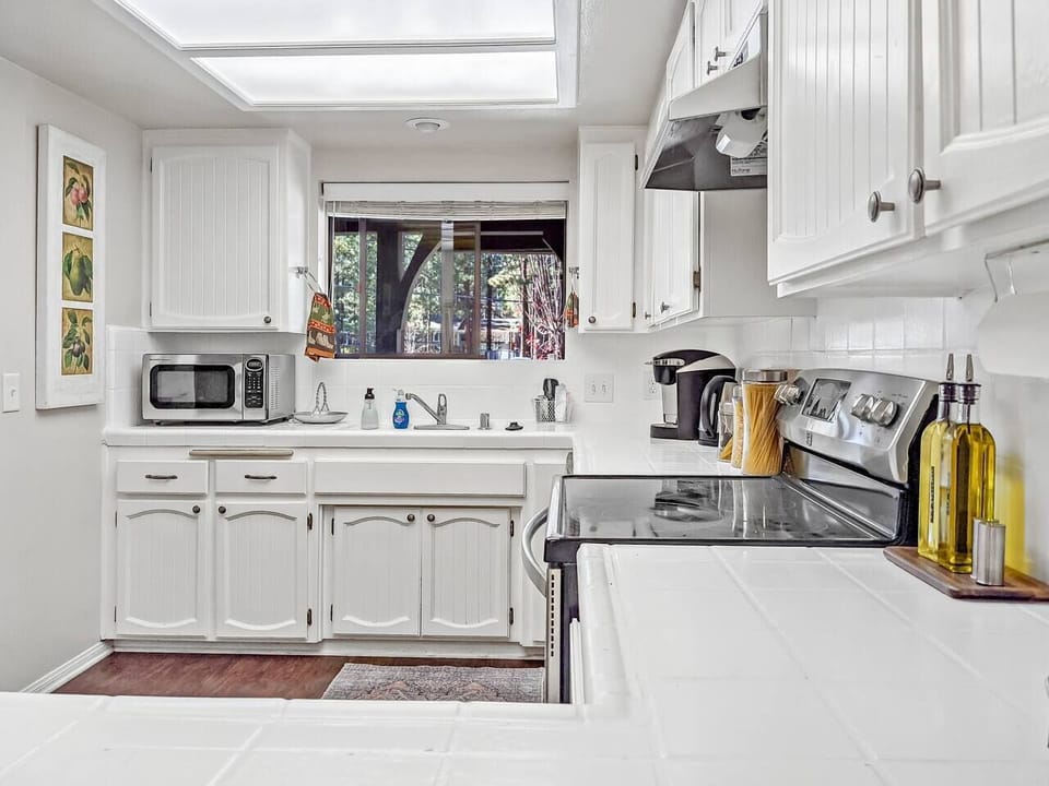 Large, fully stocked kitchen w/ oils, spices, cooking utensils, pots and pans and more