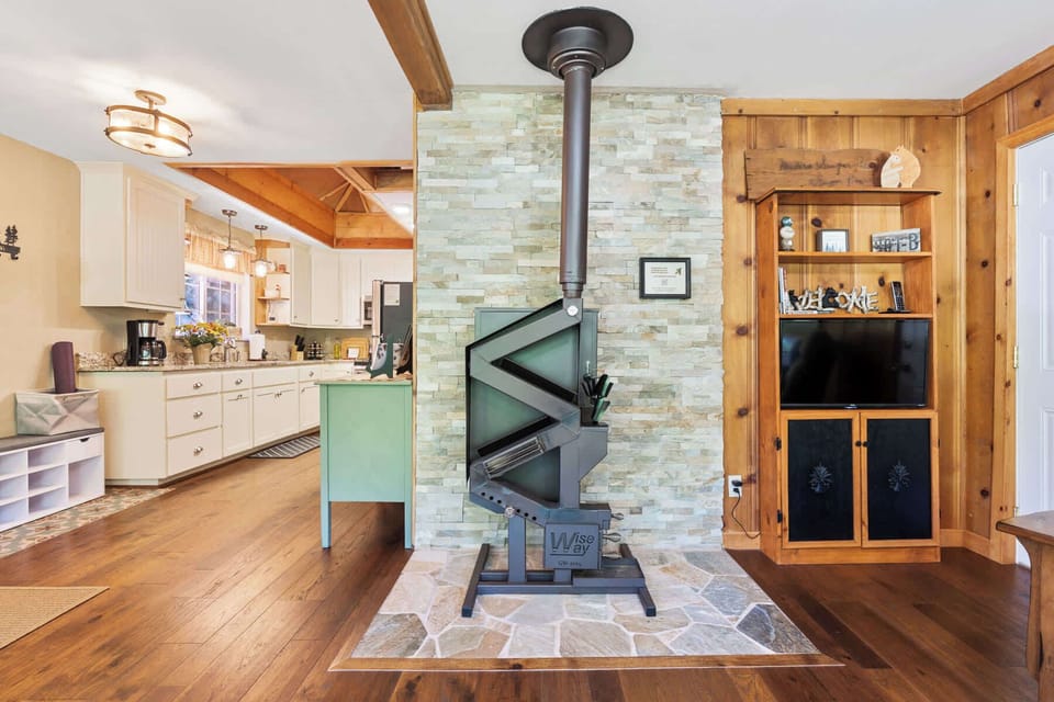 Gravity fed pellet stove. QR with instructions are on the wall. Small TV with Roku, free Netflix and Disney +. 