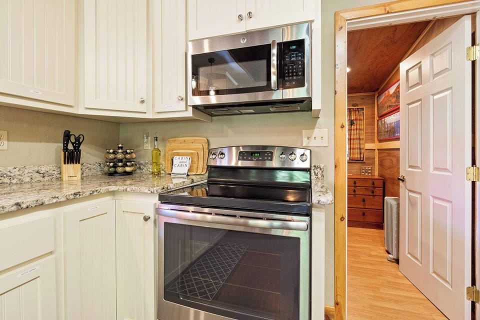 Electric stove, oven, microwave. Kitchen is stocked with cookware, dishes, appliances, everything you need to make a delicious meal. We provide spices and cooking oil.