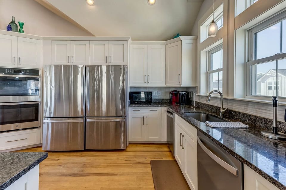 Top-Level Kitchen with Bar (seats 4)