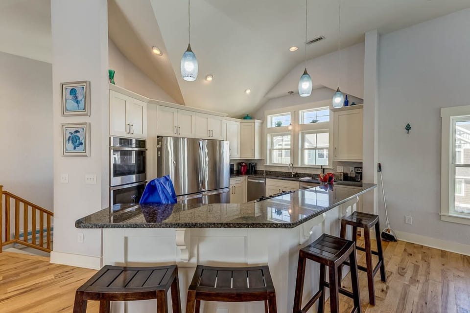 Top-Level Kitchen with Bar (seats 4)