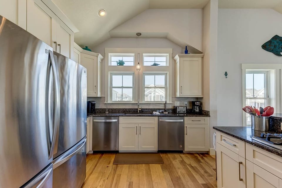 Top-Level Kitchen with Bar (seats 4)