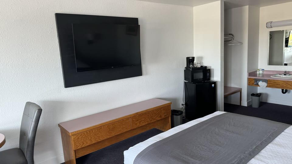 Desk, iron/ironing board, free WiFi, bed sheets