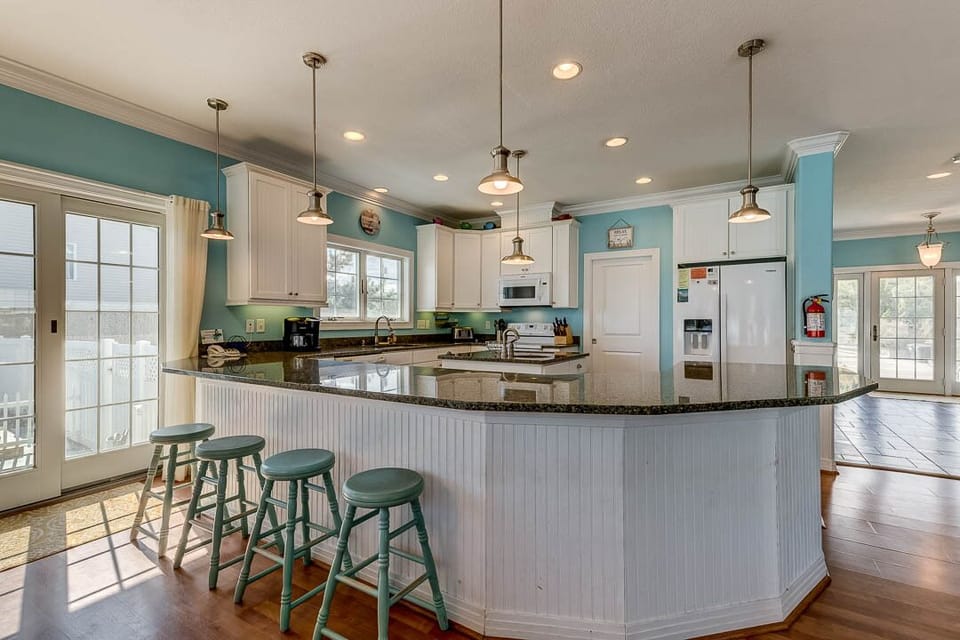 Ground-Level Kitchen with Bar (seats 4)