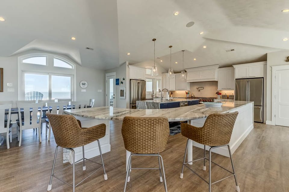 Top-Level Kitchen with Bar (seats 3)