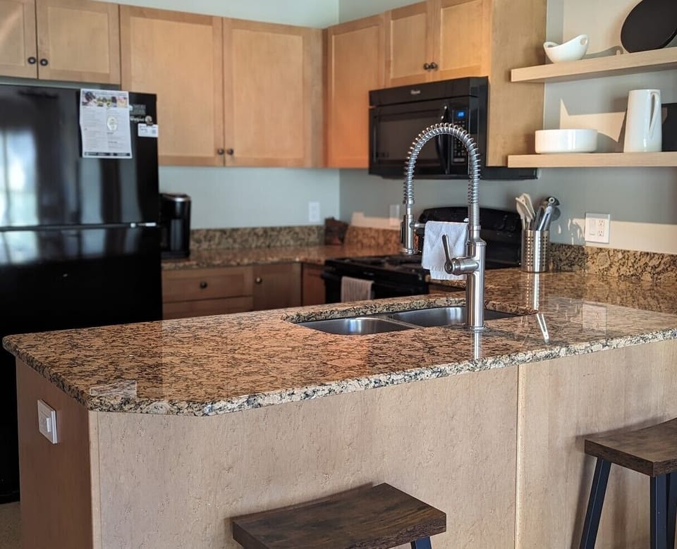 Wrap around kitchen with counter seating fully stocked just bring groceries 