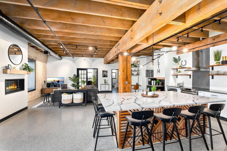 With a unique blend of modern amenities and historic Lake Superior charm, L’Etoile du Nord has everything your family and friends need for an unforgettable escape to Duluth's vibrant Canal Park.What our guests are saying-"This is the most beautiful c
