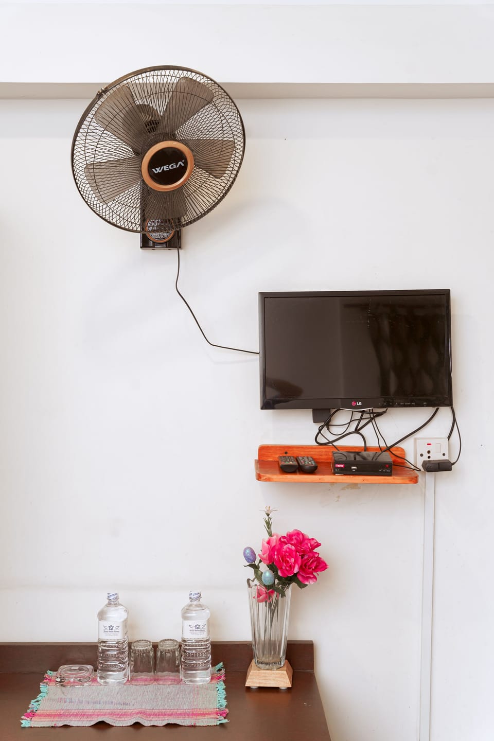 Desk, free WiFi, bed sheets