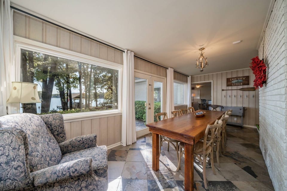 Ding Room Table | Seats 10 | Scenic Lake Views