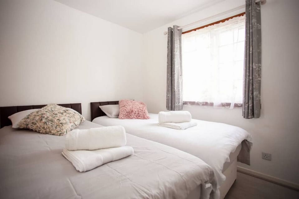 Cozy 3-bedroom Home in Luton Cottage in Luton
