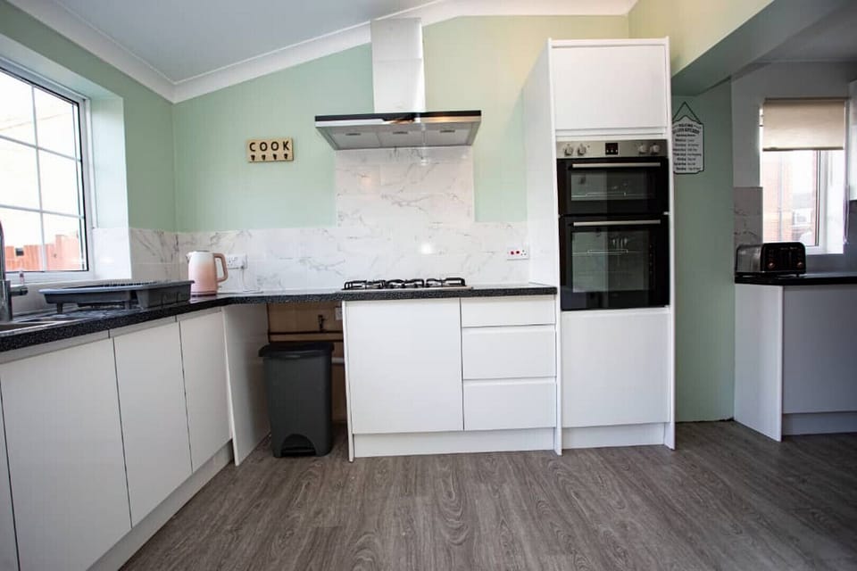 House (3 Bedrooms) | Private kitchen | Microwave, oven