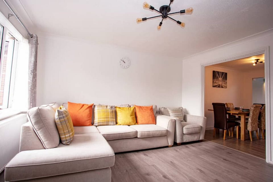 House (3 Bedrooms) | Living room
