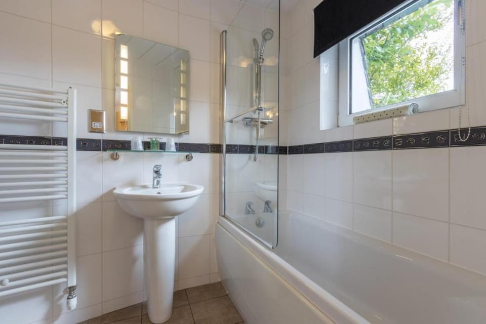 Standard Double Room | Bathroom | Free toiletries, hair dryer, towels