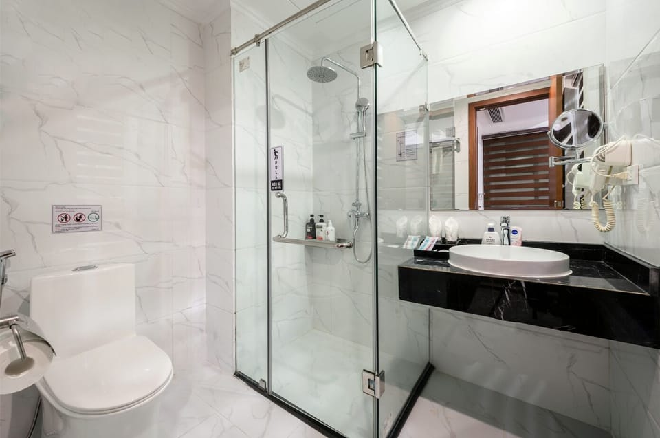 Superior Twin Room | Bathroom | Shower, hair dryer, bathrobes, slippers