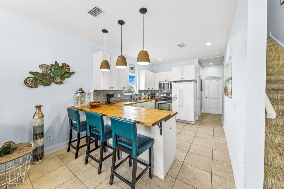 Comfort House, 3 Bedrooms, Non Smoking, Balcony | Private kitchen | Fridge, microwave, oven, stovetop