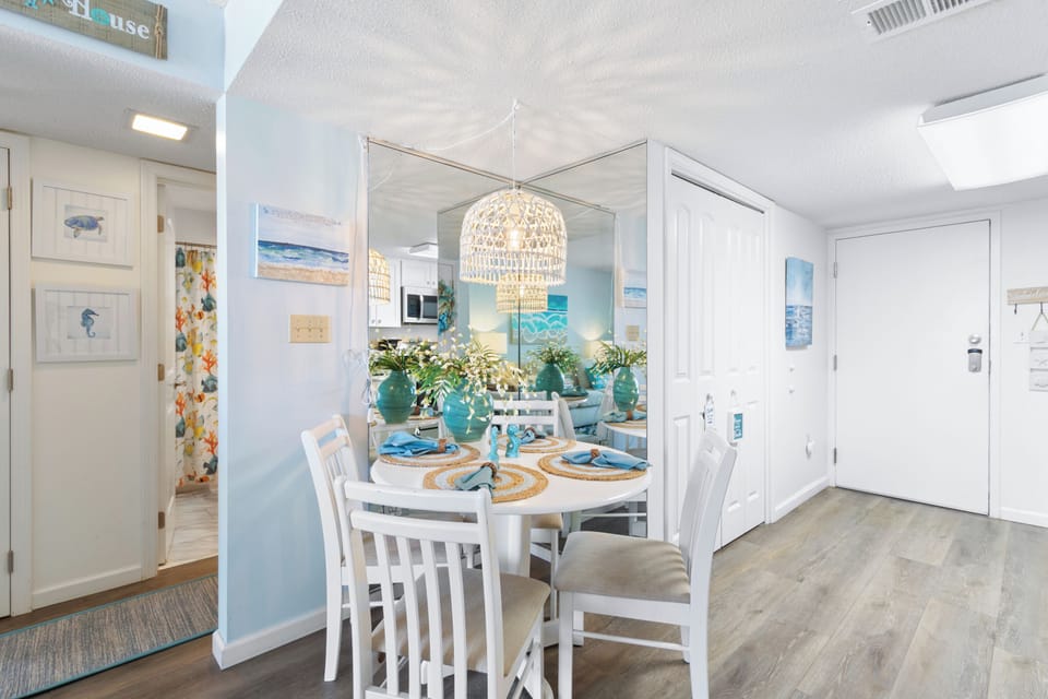 Signature Condo, 2 Bedrooms, Balcony, Pool View | In-room dining