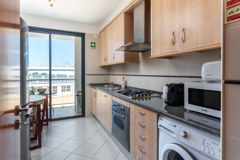 City Apartment | Private kitchen | Fridge, microwave, oven, stovetop
