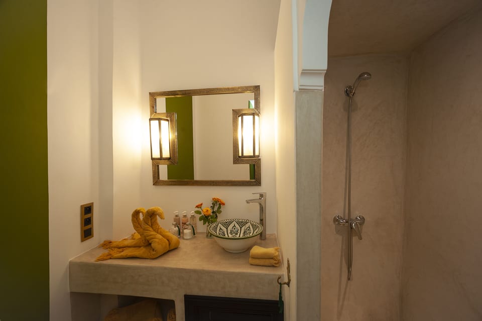 Classic Double Room | Bathroom | Free toiletries, hair dryer, towels, soap