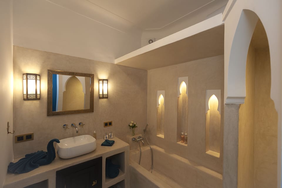 Deluxe Double or Twin Room | Bathroom | Free toiletries, hair dryer, towels, soap