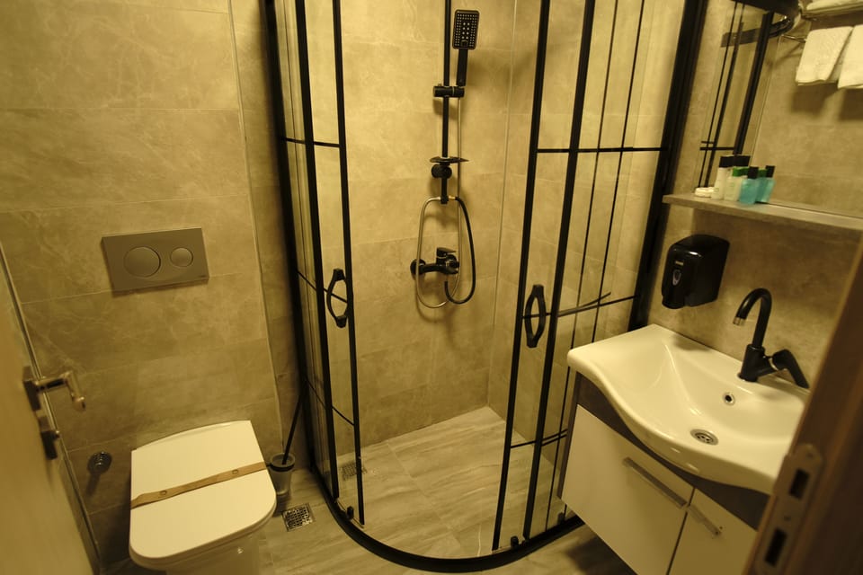 Shower, rainfall showerhead, free toiletries, hair dryer