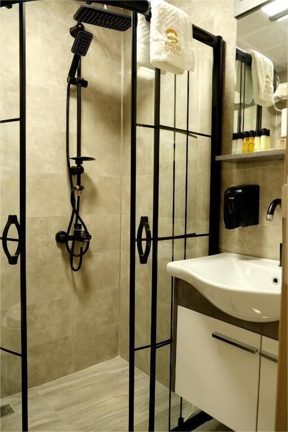 Standard Single Room | Bathroom | Shower, rainfall showerhead, free toiletries, hair dryer