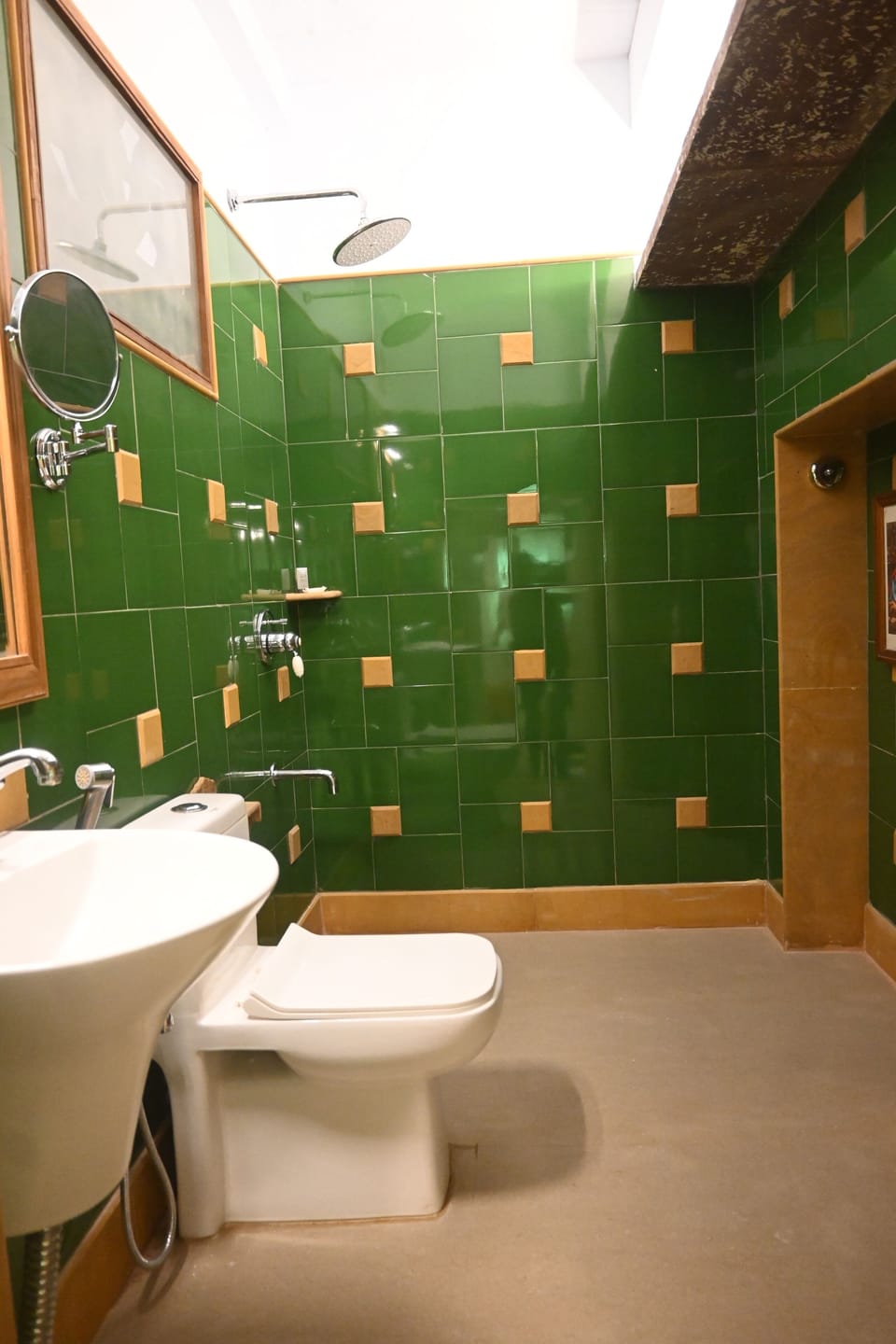 Heritage Twin | Bathroom | Combined shower/tub, rainfall showerhead, free toiletries