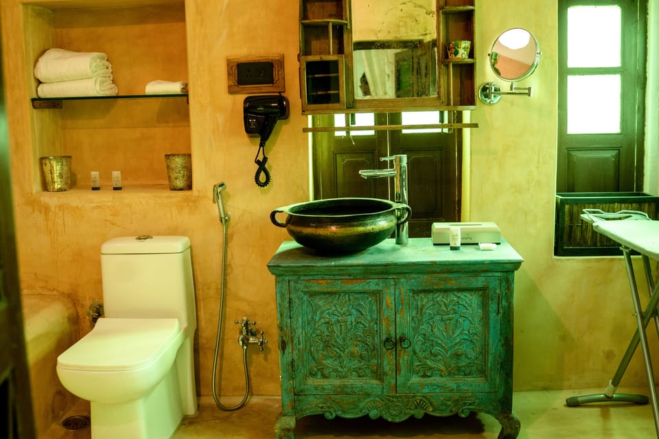 Maharaja Suite | Bathroom | Combined shower/tub, rainfall showerhead, free toiletries