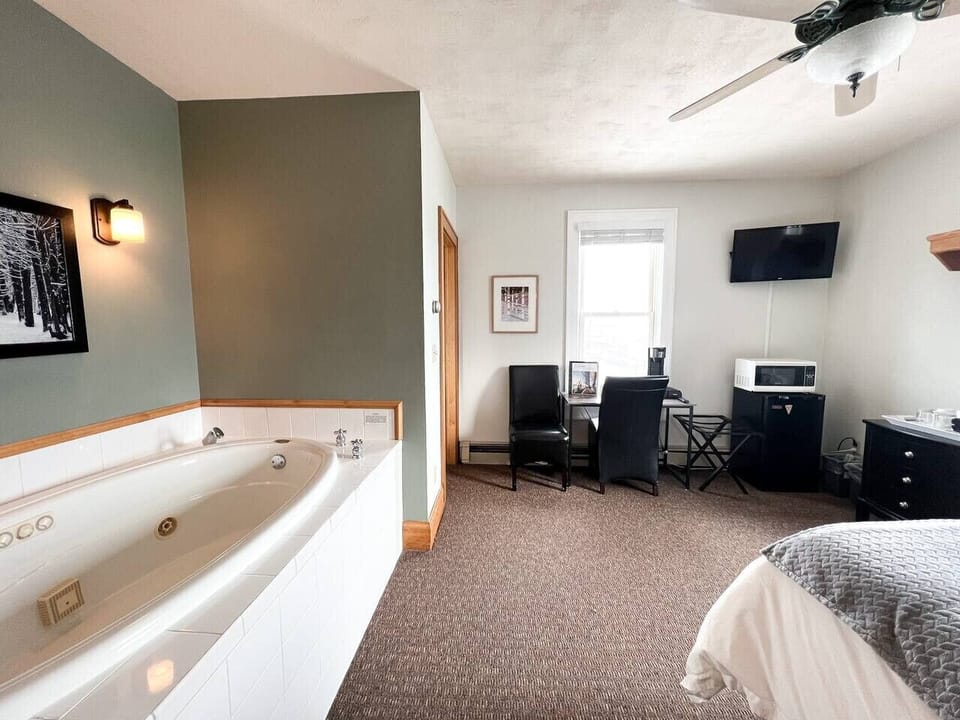 Jacuzzi/Bedroom