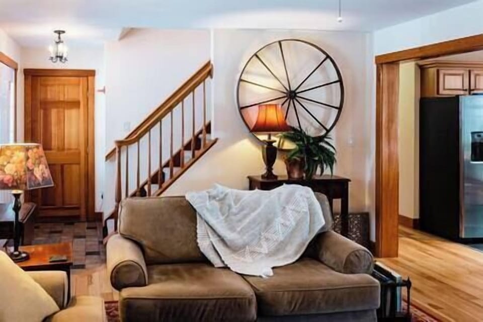 Open concept living room between kitchen / dining area