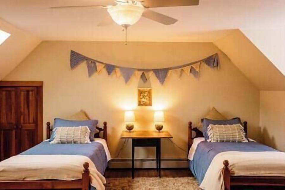 2nd floor (2 Twin beds)