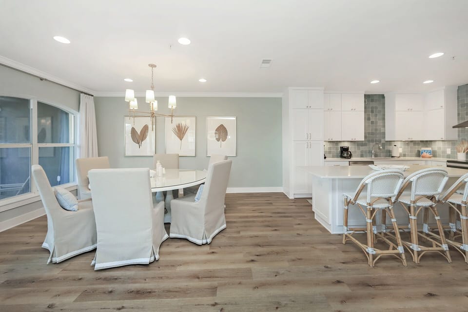 Harp's Hideaway - Seagrove - Seaview Villa's - Dining/Kitchen Area