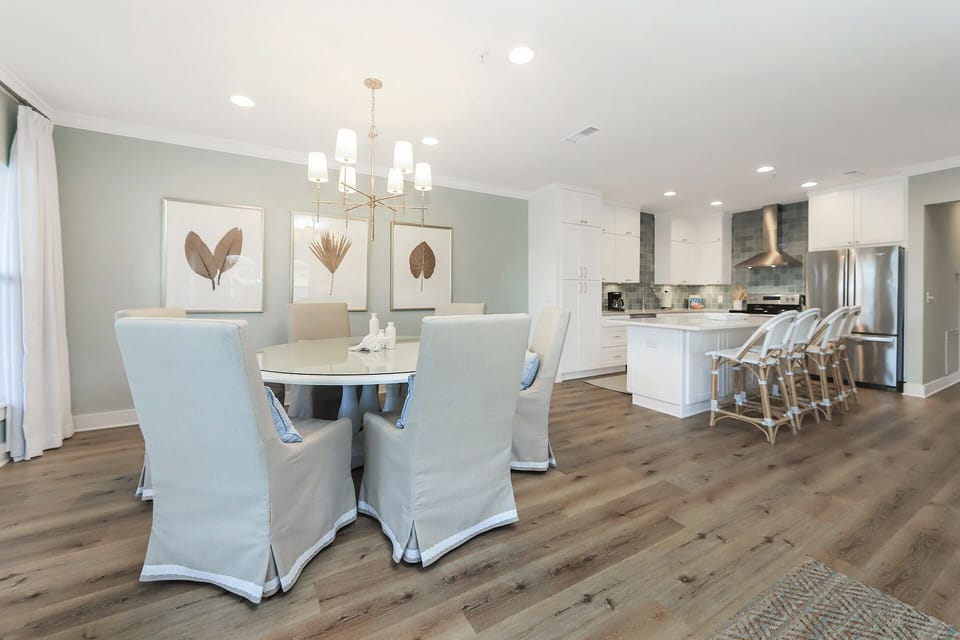 Harp's Hideaway - Seagrove - Seaview Villa's - Dining/Kitchen Area