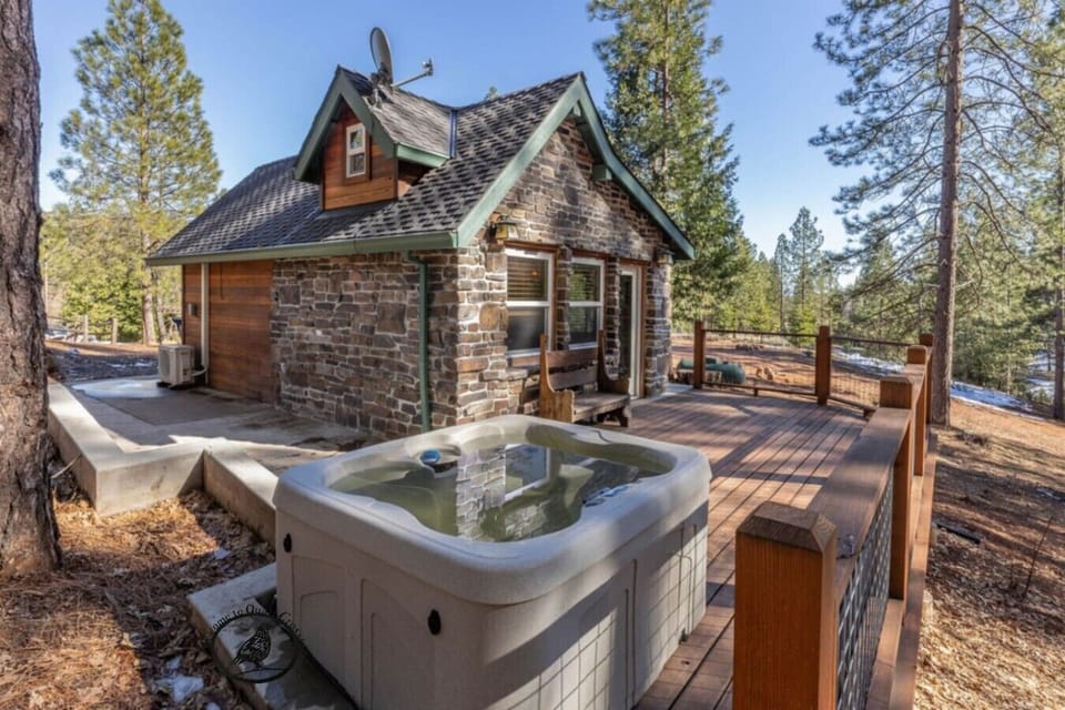 Soak beneath the pines and watch the stars come out from your private hot tub. Whether it’s a quiet morning coffee or a moonlit unwind, this deck invites peace, conversation, and that unmistakable mountain calm Yosemite is known for.